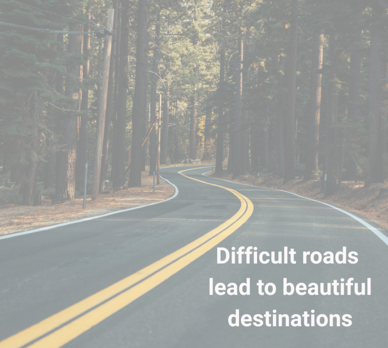 Kurvenreiche Straße durch einen Wald mit inspirierendem Zitat über schöne Ziele.